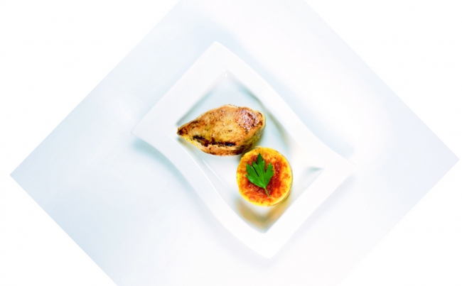 Pollo al curry y napoleón de papas y vainitas